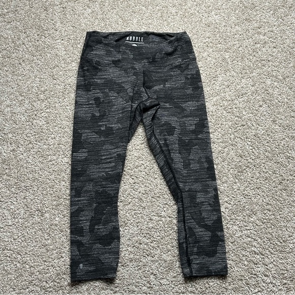 NOBULL Pants - NoBull Mid-Rise Cropped Leggings